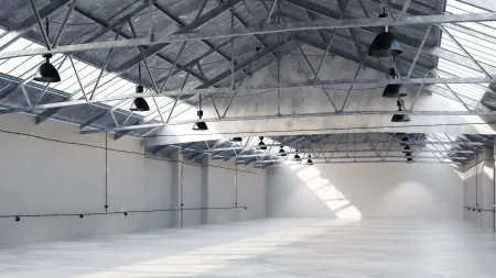 Leere Lagerhalle mit LED-Gasentladungslampen